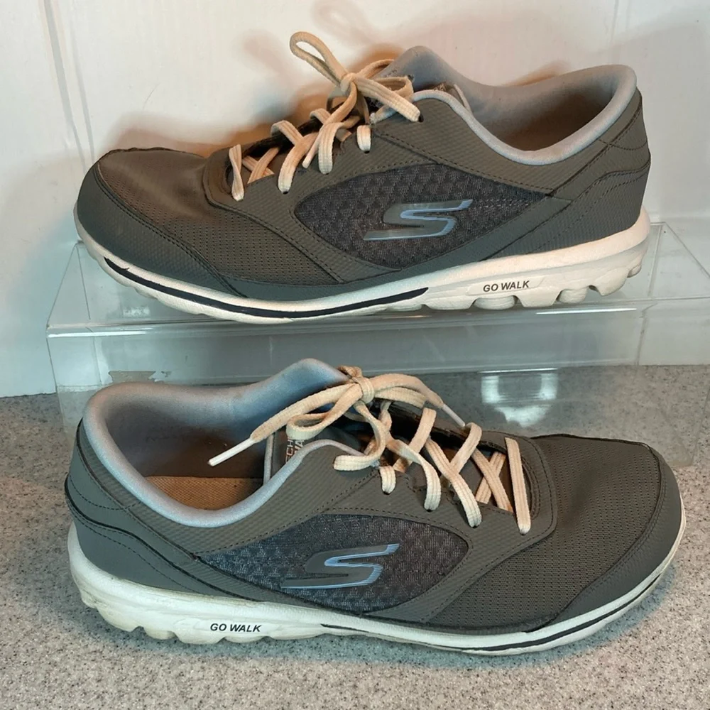 Women’s size 10 light gray‎ sketchers go walk tennis shoes. Fc 2